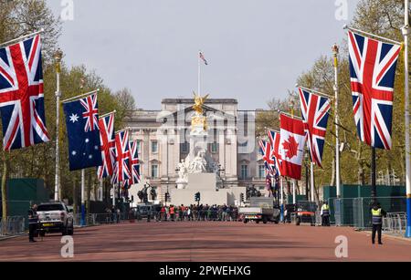 London, Großbritannien. 30. April 2023 Union Jacks und Flaggen von Commonwealth-Ländern schmücken die Mall, die vor der Krönung von König Karl III. Am 6. Mai zum Buckingham Palace führt. Kredit: Vuk Valcic/Alamy Live News Stockfoto
