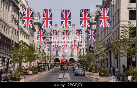 London, Großbritannien. 30. April 2023 Union Jacks schmücken die Regent Street vor der Krönung von König Karl III., die am 6. Mai stattfindet. Kredit: Vuk Valcic/Alamy Live News Stockfoto