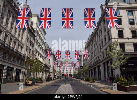 London, Großbritannien. 30. April 2023 Union Jacks schmücken die Regent Street vor der Krönung von König Karl III., die am 6. Mai stattfindet. Kredit: Vuk Valcic/Alamy Live News Stockfoto