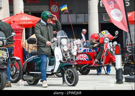 Brighton UK 30. April 2023 - Mods Genießen Sie den warmen Sonnenschein an der Küste von Brighton, während die Menschenmassen über das Feiertagswochenende an die Küste strömen : Credit Simon Dack / Alamy Live News Stockfoto