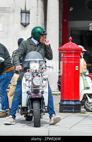 Brighton UK 30. April 2023 - Mods Genießen Sie den warmen Sonnenschein an der Küste von Brighton, während die Menschenmassen über das Feiertagswochenende an die Küste strömen : Credit Simon Dack / Alamy Live News Stockfoto