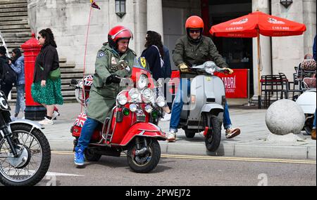 Brighton UK 30. April 2023 - Mods Genießen Sie den warmen Sonnenschein an der Küste von Brighton, während die Menschenmassen über das Feiertagswochenende an die Küste strömen : Credit Simon Dack / Alamy Live News Stockfoto