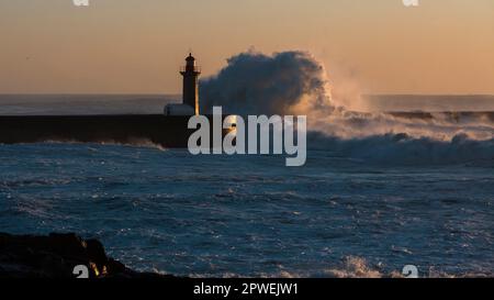 Eine riesige Welle am Leuchtturm von Felgueiras in Porto, Portugal. Stockfoto