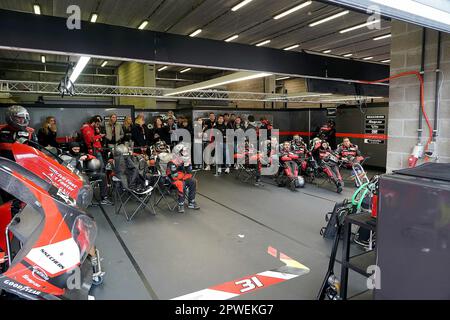 Spa Franchorchamps, Belgien. 29. April 2023. 04/29/2023, Circuit de Spa-Francorchamps, Spa-Francorchamps, WEC - TotalEnergies 6 Stunden Spa-Francorchamps, auf dem Bild warten die Mechaniker in den Gruben auf den Boxenstopp DES TEAMS WRT, Oreca 07 - Gibson, Sean Gelael (IDN), Ferdinand Habsburg-Lorraine (AUT), Robin Frijns (NLD). Kredit: dpa/Alamy Live News Stockfoto