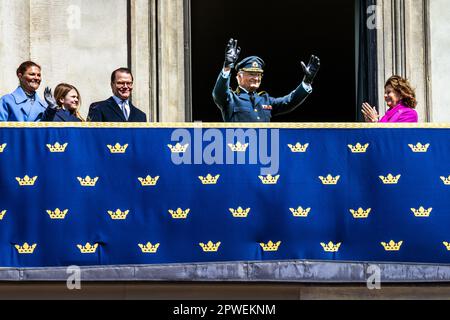 STOCKHOLM 20230430 Kronprinzessin Victoria, Prinz Oscar, Prinz Daniel, König Carl Gustaf und Königin Silvia auf dem Balkon zur Feier von König C. Stockfoto