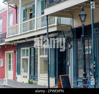 NEW ORLEANS, LA, USA - 23. APRIL 2023: Eintritt zum Sylvain Restaurant und Bar auf der Chartres Street im French Quarter Stockfoto