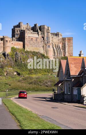 Northumberland; Autofahrt durch Bamburgh und Bamburgh Castle auf einer Touristenroute, Bamburgh, Northumberland UK. Tourismus im Vereinigten Königreich. Reisen in Großbritannien. Stockfoto
