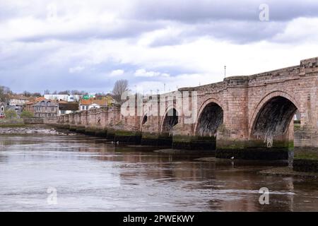 Old Bridge, Berwick Upon Tweed - Steinbrücke aus dem 17. Jahrhundert, jetzt eine Straßenbrücke über den Fluss Tweed, Berwick Upon Tweed, Northumberland UK Stockfoto