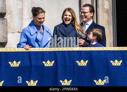 STOCKHOLM 20230430 Kronprinzessin Victoria, Prinzessin Estelle, Prinz Daniel und Prinz Oscar auf dem Balkon zur Feier von König Carl Gustafs B Stockfoto
