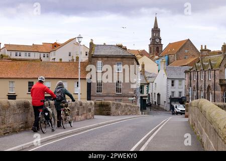 Radfahrer schieben ihre Fahrräder über die Old Bridge, Berwick Upon Tweed, Northumberland UK Stockfoto