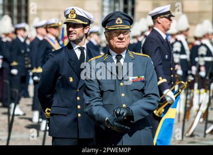 STOCKHOLM 20230430 Prinz Carl Philip und König Carl XVI Gustaf zur Feier des Geburtstages von König Carl Gustaf am Sonntag im Stockholmer Palast. Foto Stockfoto