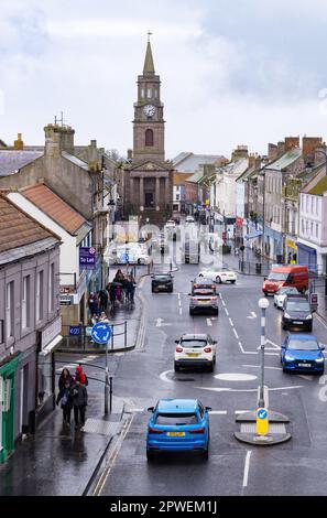 Berwick Upon Tweed Stadtzentrum mit Blick auf Marygate von der Stadtmauer zum Rathaus in der Altstadt; Berwick Upon Tweed, Northumberland UK Stockfoto