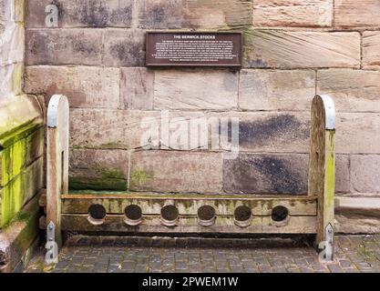 Berwick-Bestände; Nachbildung des Originals, das im Rathaus aufbewahrt wird. 17. - 19. Jahrhundert zur Bestrafung verwendet; Berwick Upon Tweed Northumberland UK Stockfoto