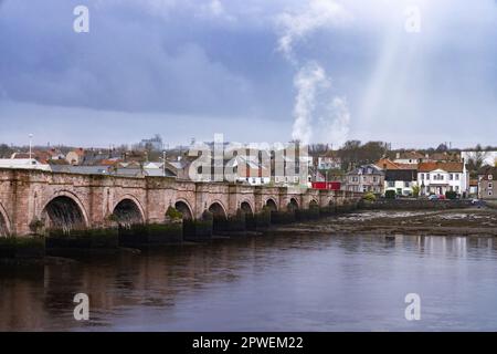 Old Bridge, Berwick Upon Tweed - Steinbrücke aus dem 17. Jahrhundert, jetzt eine Straßenbrücke über den Fluss Tweed, Berwick Upon Tweed, Northumberland UK Stockfoto