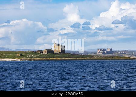 Northumberland Landscape - Blick von den Farne Islands, vorbei am Prior Castells Tower, Inner Farne; zum Bamburgh Castle an der Küste, Northumberland UK Stockfoto