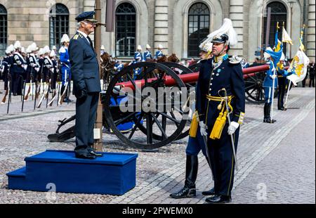 STOCKHOLM 20230430 König Carl Gustaf zur Feier des Geburtstages von König Carl Gustaf am Sonntag im Stockholmer Palast. Foto: Claudio Bresciani / TT / Stockfoto