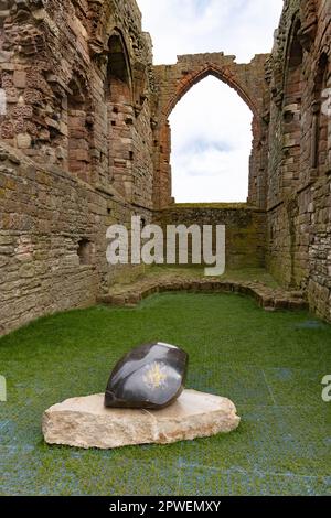 Die ursprüngliche Grabstätte von St. Cuthbert, Bischof von Lindisfarne und früherer christlicher heiliger, Ruinen von Lindisfarne Priory; Holy Island Northumberland UK Stockfoto