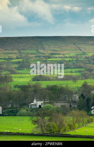 Wunderschönes sonniges Tal und am Rande von Dorfhäusern (sonnige Hügel und Hügel, isolierte Gebäude, Bergfells) - Addingham, West Yorkshire, England, Großbritannien. Stockfoto