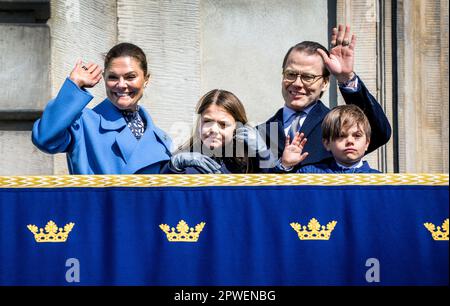 STOCKHOLM 20230430 Kronprinzessin Victoria, Prinzessin Estelle, Prinz Daniel und Prinz Oscar auf dem Balkon zur Feier von König Carl Gustafs B Stockfoto