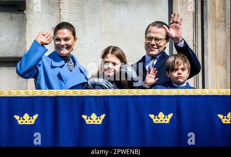 Stockholm, Schweden. 30. April 2023. STOCKHOLM 20230430 Kronprinzessin Victoria, Prinzessin Estelle, Prinz Daniel und Prinz Oscar auf dem Balkon zur Feier des Geburtstages von König Carl Gustaf am Sonntag im Stockholmer Palast. Foto: Claudio Bresciani/TT/Code 10090 Kredit: TT News Agency/Alamy Live News Stockfoto