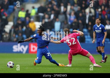 Cardiff, Großbritannien. 30. April 2023. Jaden Philogene aus Cardiff ist die Hölle zurück von Tom Lees aus Huddersfield Town. EFL Skybet Meisterschaftsspiel, Cardiff City gegen Huddersfield Town im Cardiff City Stadium in Cardiff, Wales, am Sonntag, den 30. April 2023. Dieses Bild darf nur zu redaktionellen Zwecken verwendet werden. Nur redaktionelle Verwendung, Bild von Andrew Orchard/Andrew Orchard Sports Photography/Alamy Live News Credit: Andrew Orchard Sports Photography/Alamy Live News Stockfoto