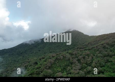 Grüner Gipfel des Mombacho Vulkans mit wolkenblauem Hintergrund Stockfoto