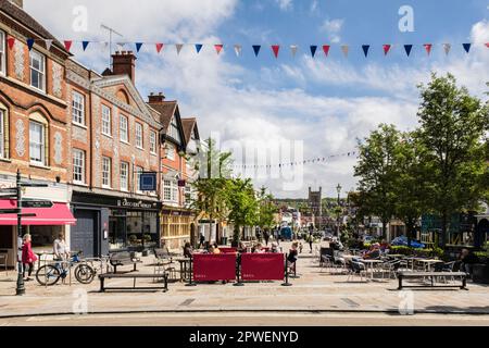 Straßenszene mit Leuten in Cafés im Stadtzentrum. Henley-on-Thames, Oxfordshire, England, Großbritannien, Großbritannien Stockfoto