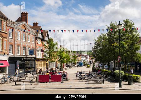 Straßenszene mit Leuten in Cafés im Stadtzentrum. Henley-on-Thames, Oxfordshire, England, Großbritannien, Großbritannien Stockfoto