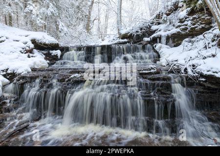 Vasaristi winzige Kaskade im Winter, Lahemaa-Nationalpark, Estland. Lange Belichtung Stockfoto