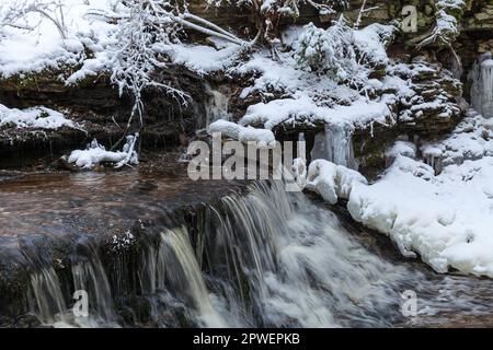 Vasaristi winzige Kaskade im Winter, Lahemaa-Nationalpark, Estland. Lange Belichtung Stockfoto