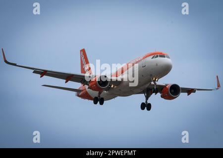 EasyJet Airbus A320-214 Rufzeichen G-EZWZ kommt zur Landung. Stockfoto