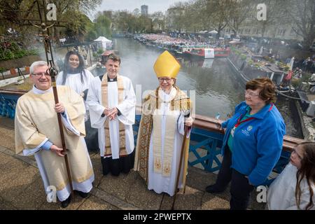 London, Großbritannien. 30. April 2023 Dame Sarah Elisabeth Mullally, DBE, Bischof von London, Und der Klerus der St. Saviour's Church in der Warwick Avenue führt einen Gottesdienst durch, während Schmalboote mit bunten Buntbändern und anderen festlichen Dekorationen an der Inland Waterways Association (IWA) Canalway Cavalcade in Little Venice teilnehmen, um das Beste des Lebens auf den Wasserstraßen Londons und seiner Gemeinde zu feiern. Die Veranstaltung findet am Feiertagswochenende Anfang Mai statt und feiert in diesem Jahr ihr 40.-jähriges Jubiläum. Kredit: Stephen Chung / Alamy Live News Stockfoto