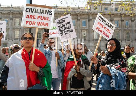 London, Großbritannien. 29. September 2022 Sudanesischer Protest außerhalb der Downing Street gegen den Krieg im Sudan. Kredit: Andrea Domeniconi/Alamy Live News Stockfoto