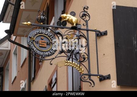 Historische Schilder der Sparkasse Hochrhein. Das Logo auf Deutsch sagt immer hier für Leute. Da ist ein Schwein. Stockfoto