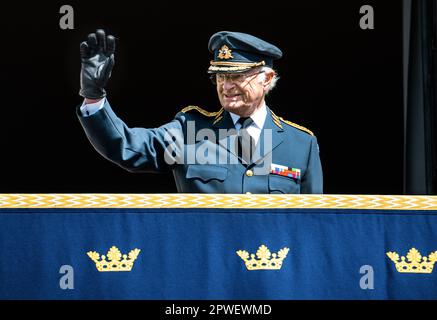 Stockholm, Schweden. 30. April 2023. STOCKHOLM 20230430 König Carl XVI Gustaf auf dem Balkon zur Feier des Geburtstages von König Carl Gustaf am Sonntag im Stockholmer Palast. Foto: Claudio Bresciani/TT/Code 10090 Kredit: TT News Agency/Alamy Live News Stockfoto