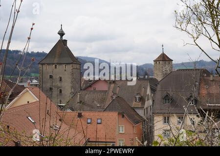 Dächer der Altstadt mit. Die Dachziegel sind rot und braun und unter ihnen befinden sich zwei Türme. Der Nächste heißt Wasentor, der andere Schwertlisturm. Stockfoto