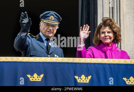 STOCKHOLM 20230430 König Carl XVI Gustaf und Königin Silvia auf dem Balkon zur Feier des Geburtstages von König Carl Gustaf im Stockholmer Palast am Sunda Stockfoto