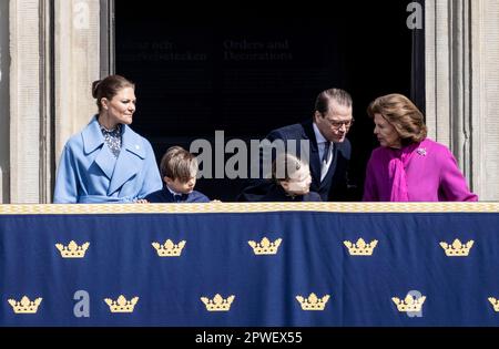 STOCKHOLM 20230430 Kronprinzessin Victoria, Prinz Oscar, Prinz Daniel, Prinz Alexander und Königin Silvia auf dem Balkon zur Feier von König C. Stockfoto