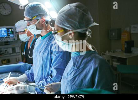 Heilung ist ihre Berufung. Chirurgen im Operationssaal. Stockfoto