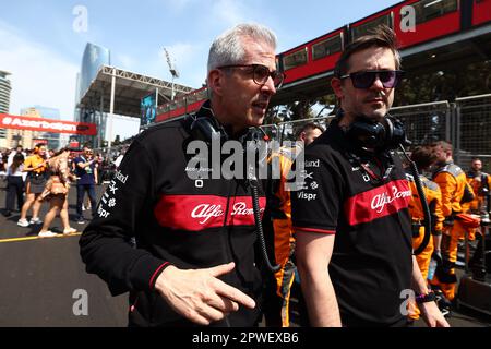 Baku, Aserbaidschan. 30. April 2023. (L bis R): Alessandro Alunni Bravi (ITA) Alfa Romeo F1 Team Managing Director und Teamvertreter mit will Ponissi (ITA) Alfa Romeo F1 Team Senior Communications Manager im Netz. Formel-1-Weltmeisterschaft, Rd 4, Aserbaidschan Grand Prix, Sonntag, 30. April 2023. Baku City Circuit, Aserbaidschan. Kredit: James Moy/Alamy Live News Stockfoto