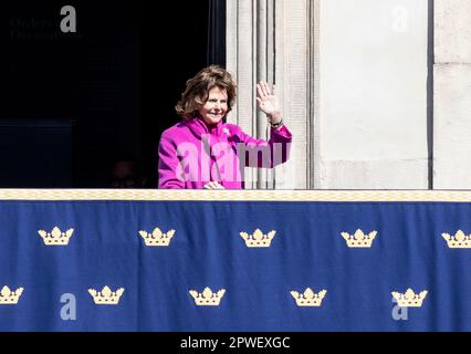 Stockholm, Schweden. 30. April 2023. STOCKHOLM 20230430 Queen Silvia auf dem Balkon zur Feier des Geburtstages von König Carl Gustaf am Sonntag im Stockholmer Palast. Foto: Christine Olsson/TT/Code 10430 Kredit: TT News Agency/Alamy Live News Stockfoto