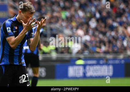 Mailand, Italien. 30. April 2023. Nicolo Barella während des Fußballspiels der Italienischen Serie A zwischen dem Inter FC Internazionale SS Lazio am 30. April 2023 im Stadion Giuseppe Meazza San Siro Siro in Mailand, Italien. Foto: Tiziano Ballabio Credit: Live Media Publishing Group/Alamy Live News Stockfoto