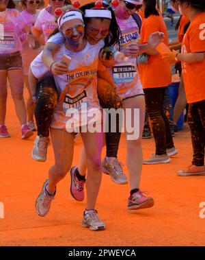 Teilnehmer des Color Run in Birmingham, Großbritannien Stockfoto