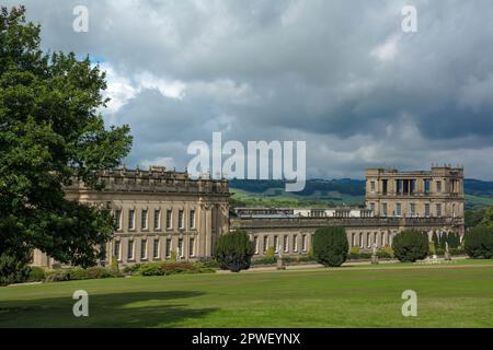 Chatsworth Estate House and Gardens - Außenansicht an einem bewölkten Tag Stockfoto