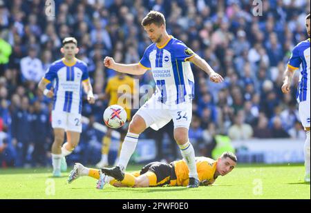 Joel Veltman von Brighton gewinnt den Ball während des Premier League-Spiels zwischen Brighton & Hove Albion und Wolverhampton Wanderers im American Express Community Stadium, Brighton, Großbritannien - 29. April 2023. Foto Simon Dack/Teleaufnahmen. Nur redaktionelle Verwendung. Kein Merchandising. Für Fußballbilder gelten Einschränkungen für FA und Premier League. Keine Nutzung von Internet/Mobilgeräten ohne FAPL-Lizenz. Weitere Informationen erhalten Sie von Football Dataco Stockfoto