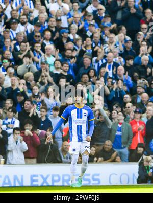 Kaoru Mitoma of Brighton vor den Fans während des Premier League-Spiels zwischen Brighton & Hove Albion und Wolverhampton Wanderers im American Express Community Stadium, Brighton, Großbritannien - 29. April 2023. Foto Simon Dack/Teleaufnahmen. Nur redaktionelle Verwendung. Kein Merchandising. Für Fußballbilder gelten Einschränkungen für FA und Premier League. Keine Nutzung von Internet/Mobilgeräten ohne FAPL-Lizenz. Weitere Informationen erhalten Sie von Football Dataco Stockfoto