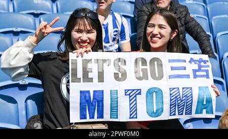 Kaoru Mitoma-Fans während des Premier League-Spiels zwischen Brighton & Hove Albion und Wolverhampton Wanderers im American Express Community Stadium, Brighton , Großbritannien - 29. April 2023. Foto Simon Dack/Teleaufnahmen. Nur redaktionelle Verwendung. Kein Merchandising. Für Fußballbilder gelten Einschränkungen für FA und Premier League. Keine Nutzung von Internet/Mobilgeräten ohne FAPL-Lizenz. Weitere Informationen erhalten Sie von Football Dataco Stockfoto