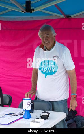 Ehrenamtlicher Gentleman bei Race for Life in Milton Keynes Stockfoto