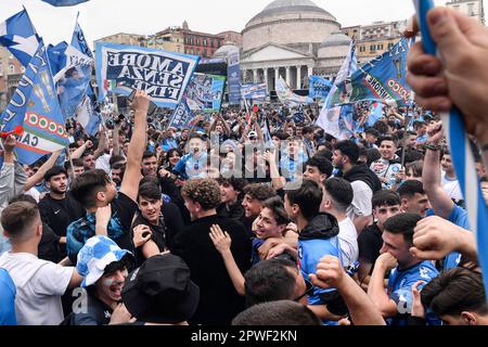 Neapel, Italien. 30. April 2023. SSC-Fans aus Neapel feiern am 30. April 2023 beim italienischen Meisterschaftsspiel in Neapel (Italien). SSC Napoli braucht zwei weitere Punkte, um den dritten Scudetto seiner Geschichte zu gewinnen. Credit: Insidefoto di andrea staccioli/Alamy Live News Stockfoto