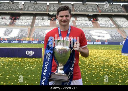 BRÜSSEL - Jurgen Ekkelenkamp vom Königlichen FC Antwerpen mit dem Pokal nach dem belgischen Croky-Cup-Finale zwischen KV Mechelen und dem Königlichen FC Antwerpen im King-Baudouin-Stadion am 30. April in Brüssel, Belgien. AP | niederländische Höhe | GERRIT VON KÖLN Stockfoto